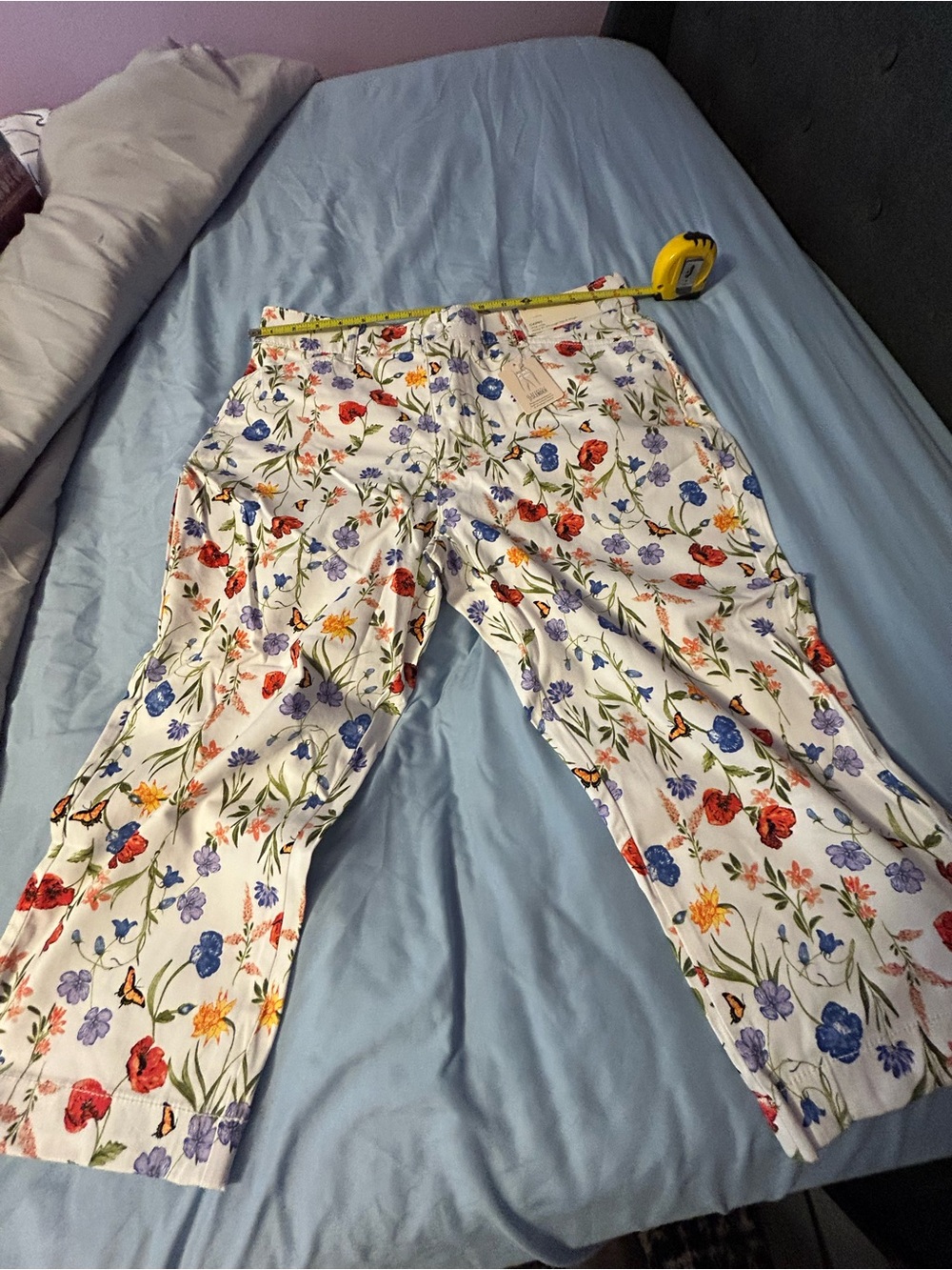 St John’s Bay Floral Print Capri Pants - White Base w/ Flowers Size 12 NEW